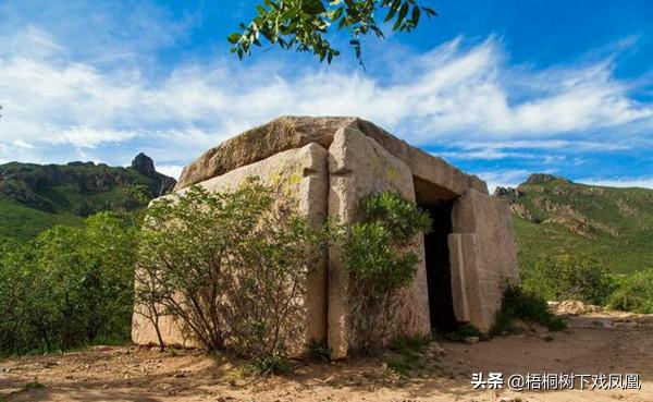 盜墓者在深山老林發現貴族大墓，墓主僅14歲，壁上一行字暴露身份