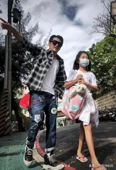 黃多多16歲戴金鍊塗眼影，爸爸萌娃早熟！曹格女兒11歲露肩畫眼線