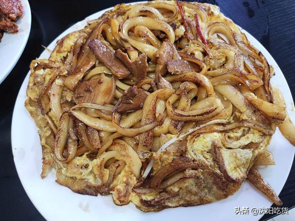 山西刀削麵裡的炒飯最出名，辣炒雞架量大還能解解膩