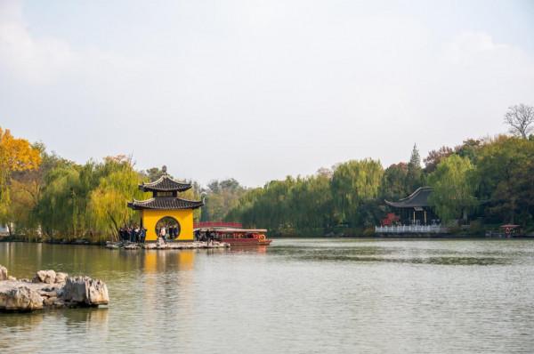 實拍瘦西湖小金山石獅子,跟我們想象中的不一樣,毫無威嚴可言 實拍瘦西湖小金山石獅子,跟我們想象中的不一樣,毫無威嚴可言