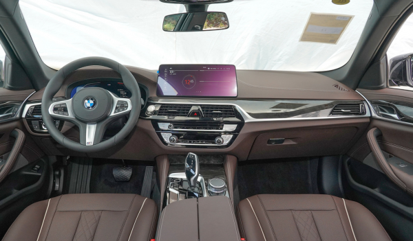 四大轎車“年度銷冠”鎖定：凱美瑞或取代雅閣，寶馬5系稱王！