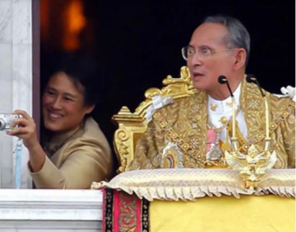 威廉陽臺下蹲被制止，思凡蕊公主陽臺開心拍照，兩王室禮儀差距大