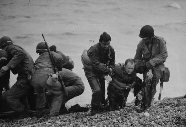 二戰為何盟軍登陸時，不使用鋼板推進以減少傷亡？美軍：早想到了