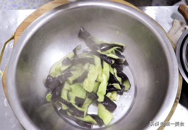 茄子不要炒著吃了，大廚教你新做法手撕茄子，一蒸一拌，酸辣入味