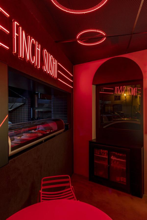 芬奇壽司餐廳：霓虹燈的都市美學