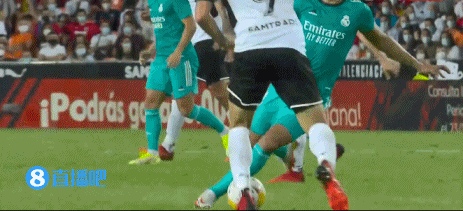 裁判專家：卡塞米羅上半場應該被紅牌罰下