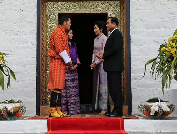 泰國第一夫人：搶了王后和布麗吉特風頭，給佩瑪行屈膝禮贏在氣質