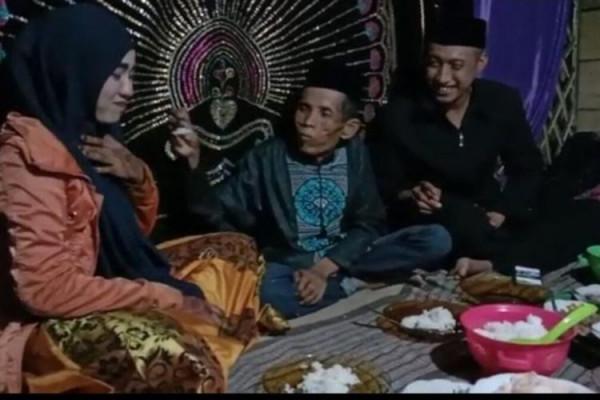 58歲單身老漢求親被拒，轉而向對方女兒求婚，女方竟然還同意了