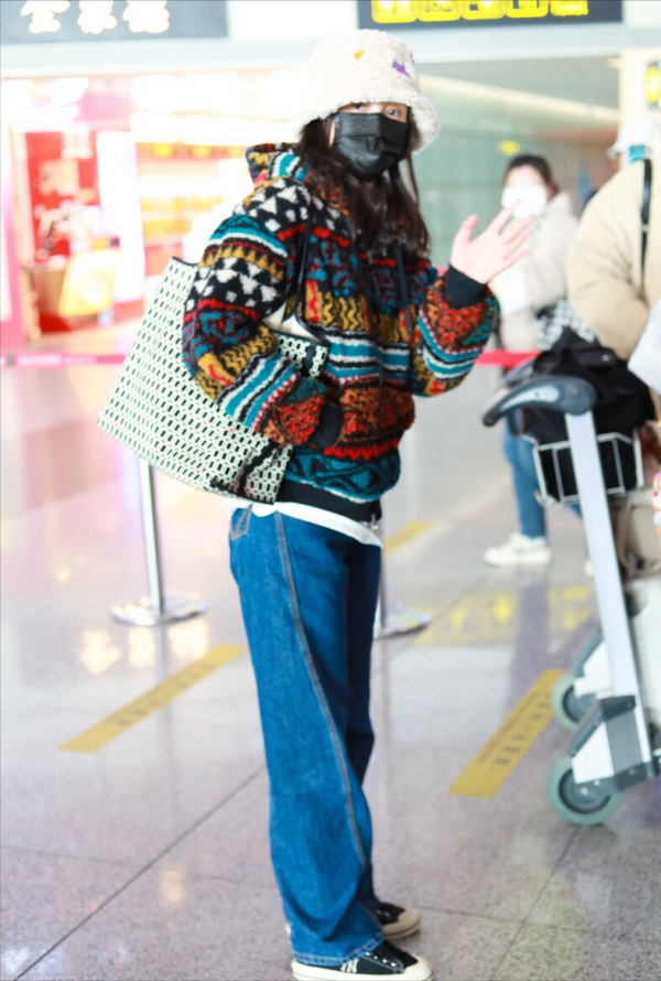 中年女星為事業有多拼！伊能靜零度不懼光腿，宋佳陶虹卻腫成路人