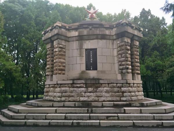 烈士遺孀流落街頭，粟裕得知後接回家中：把你們安頓好了我才放心