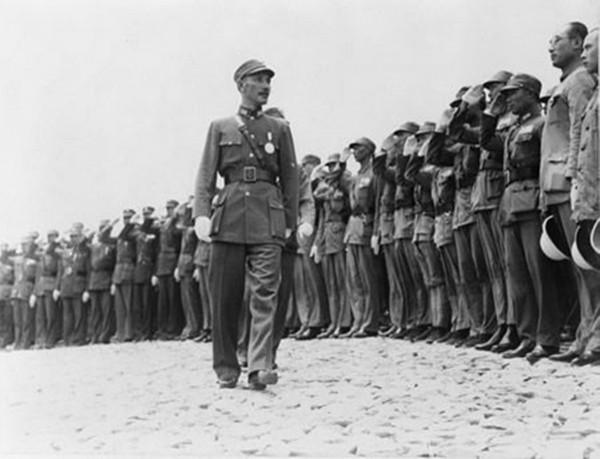 劉伯承說留活口，毛澤東要他帶上鐐銬，王近山抓的人究竟是誰？