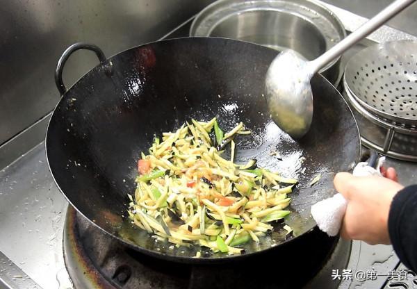 蒜蓉炒茄絲怎麼做不吸油不發黑，廚師長教你小技巧，清淡可口