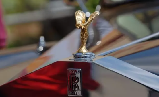 95歲英女王開路虎，卻沒有駕照，汶萊國王身家700億有7000輛豪車