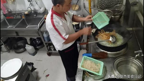 中秋佳節大廚分享一道農家美食，蘿蔔絲粉條炒饊子，桌桌必點