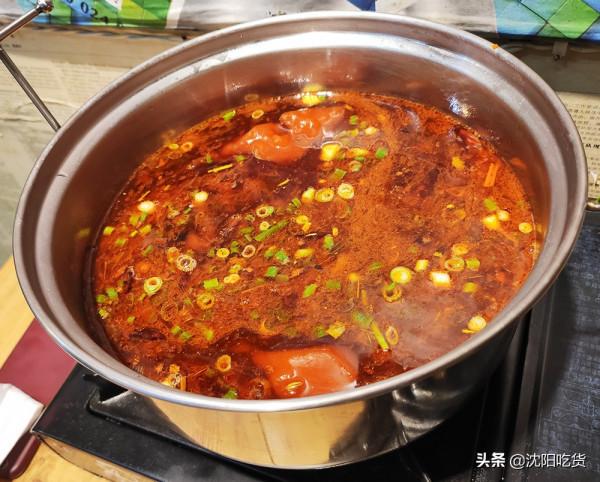 在一個特別不起眼的小衚衕裡,有一家有點像大排檔的6毛涮串 在一個特別不起眼的小衚衕裡,有一家有點像大排檔的6毛涮串