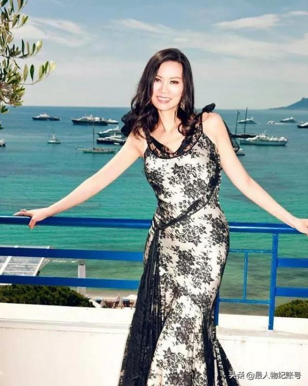 大方臉怎麼穿？鄧文迪的穿搭思路值得借鑑