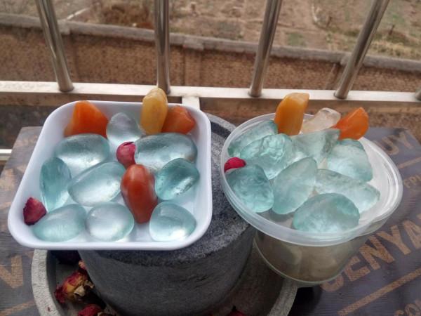 《戈壁天然混成類似形狀怪獸、風遺留痕跡在泥石金絲玉寶石光等》