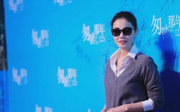 天后王菲真個性,穿針織衫配長褲走紅毯,意外美成全場焦點 天后王菲真個性,穿針織衫配長褲走紅毯,意外美成全場焦點