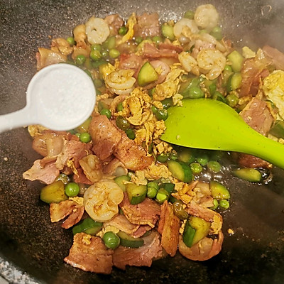 蝦仁培根焗飯這麼做特別好吃，吃一週都不會膩