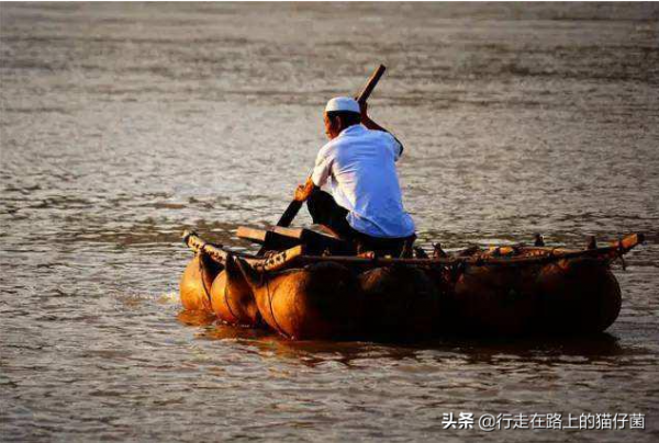 流動的水，承載著流動的風景和人影，是水上之旅的好去處