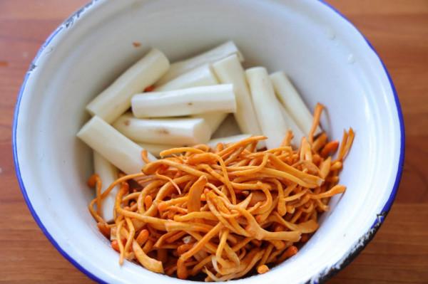 天氣冷，喝一碗熱湯全身暖乎乎的，營養鮮美又養胃，太舒服了