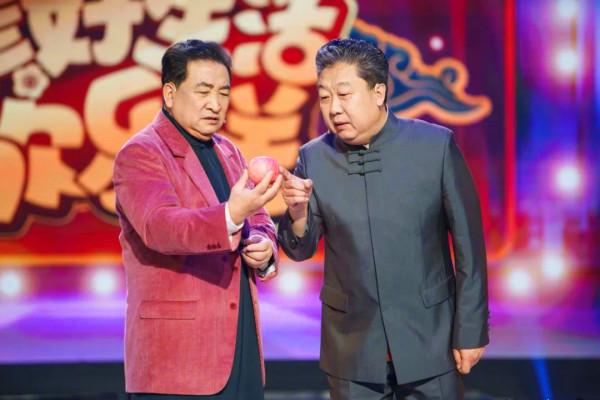 徒孫也好,女兒也罷,姜昆摟著女士腰拍照,本就失禮之舉 徒孫也好,女兒也罷,姜昆摟著女士腰拍照,本就失禮之舉