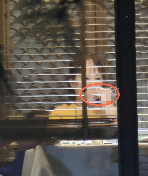 張衛健夫婦吃火鍋被拍，女方飯後抽菸挖鼻孔，網友：太接地氣了