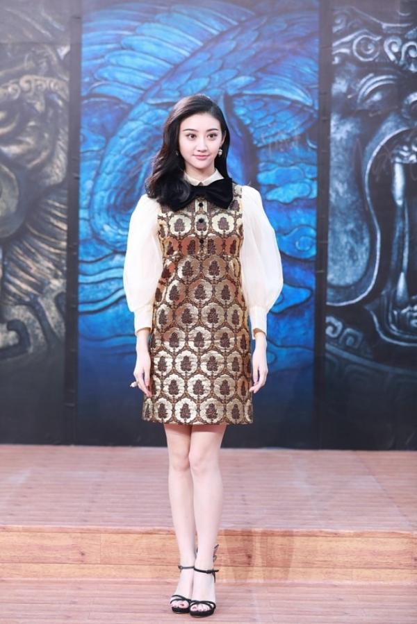 真看不出來景甜32歲了,顏值和身材同時線上,燈籠袖穿著太顯小 真看不出來景甜32歲了,顏值和身材同時線上,燈籠袖穿著太顯小