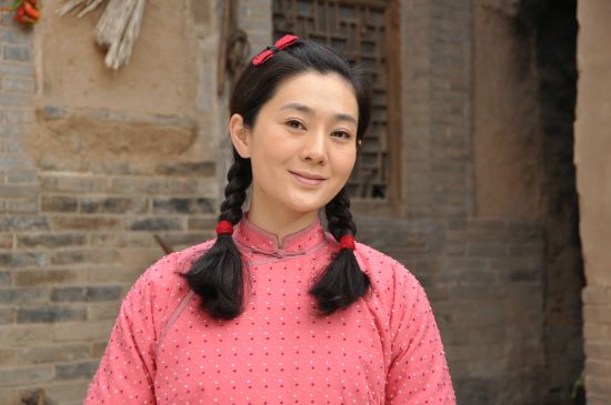 她一輩子沒有再嫁人，獨自拉扯兩個孩子，這個女人不容易