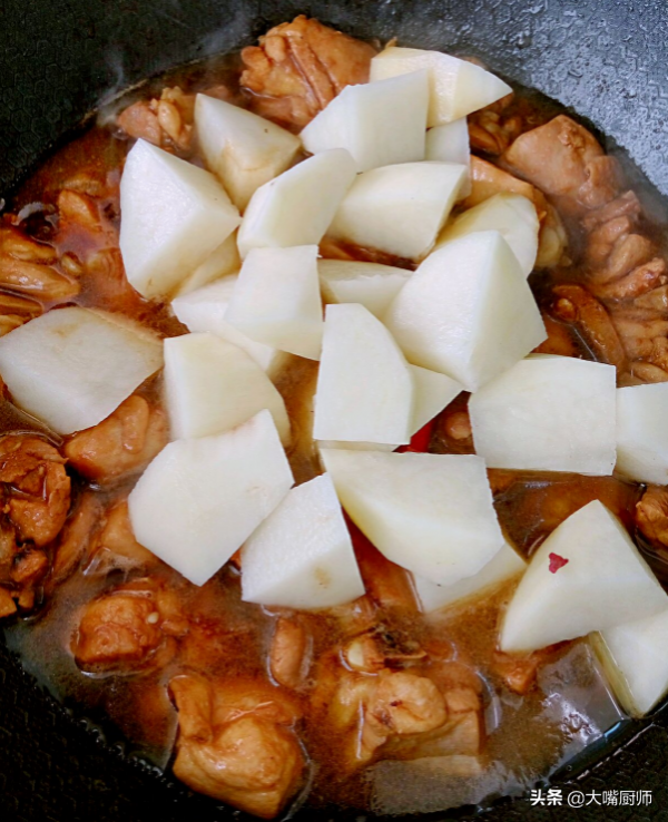 做燒雞塊，別再焯水了，廚師教你2招，雞肉鮮嫩入味，好吃還營養