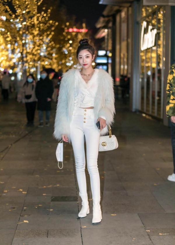 看街拍 學穿搭：9組短款皮草穿搭示範 哪組你最喜歡？