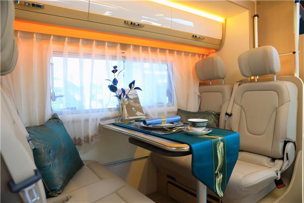 國六進口依維柯雙拓展房車，全新一代高配置進口房車