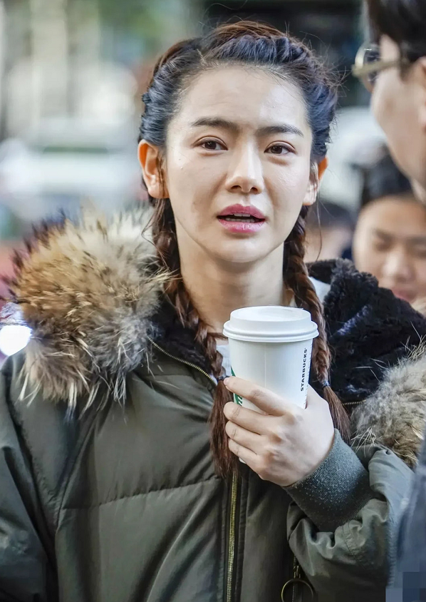 戚薇天生也不是仙女，素顏臉蛋也有法令紋，雙麻花辮還挺特殊