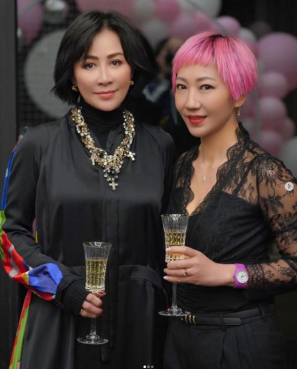 劉嘉玲一家為弟媳慶生，她戴大珠寶好隆重，母親穿6萬外套更搶鏡