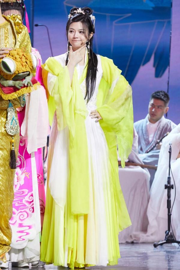 陳妍希再現&OpenCurlyDoubleQuote;小龍女&rdquo;造型，穿熒光黃色國風裙，又嫩又甜