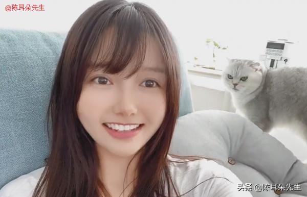 小艾阿姨一個人在家，吃好吃的壽司，貓咪很乖很聽話