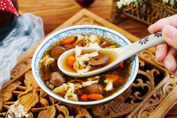 天涼了，女人有條件多喝“四寶湯”，提升元氣，面如桃花好過秋