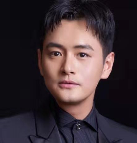 他是“容嬤嬤”的“兒子”：出道多年一直不火，妻子卻一炮而紅