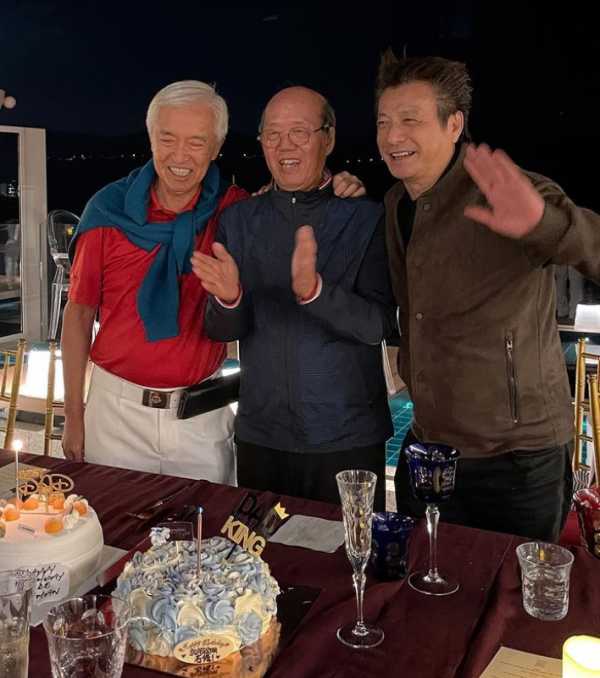 石修奢華豪宅慶71歲生日，全家福曝光，妻子氣質好兒子兒媳顏值高