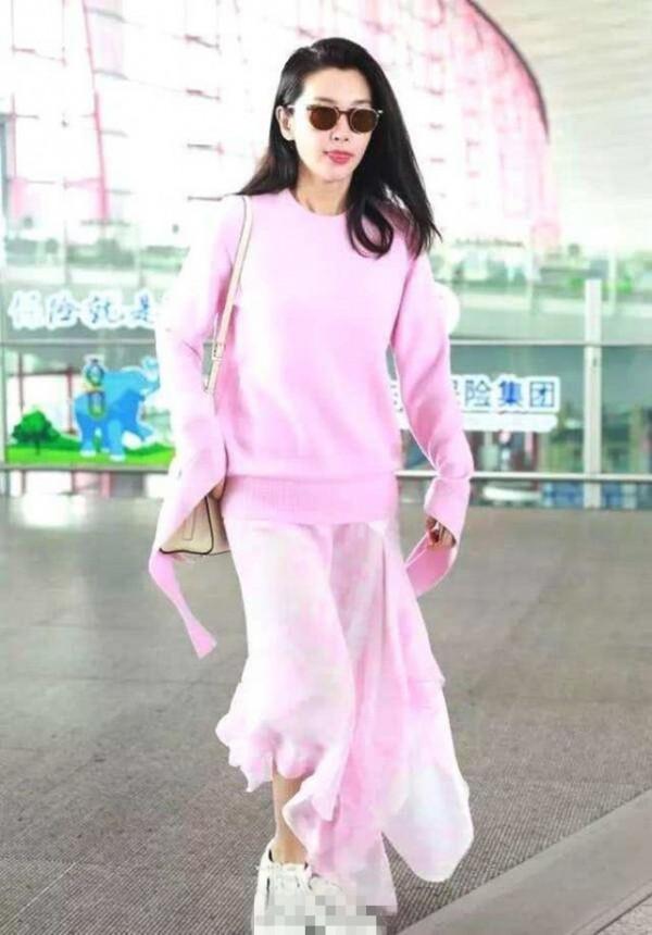 李冰冰現身機場,46歲還宛如20歲美少女,也太能扛住歲月的考驗了 李冰冰現身機場,46歲還宛如20歲美少女,也太能扛住歲月的考驗了