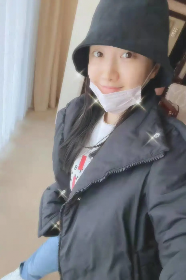 內娛女明星真的拼，在雪地裡穿露肩連衣裙