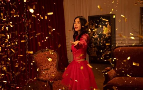 黑髮紅唇紅裙，楊冪雪中漫步重回林蕭，當年紅裙全球僅一件