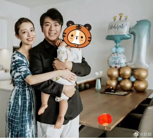 明星曬全家福：森碟比爸爸田亮高，張紀中像爺爺，胡杏兒最接地氣