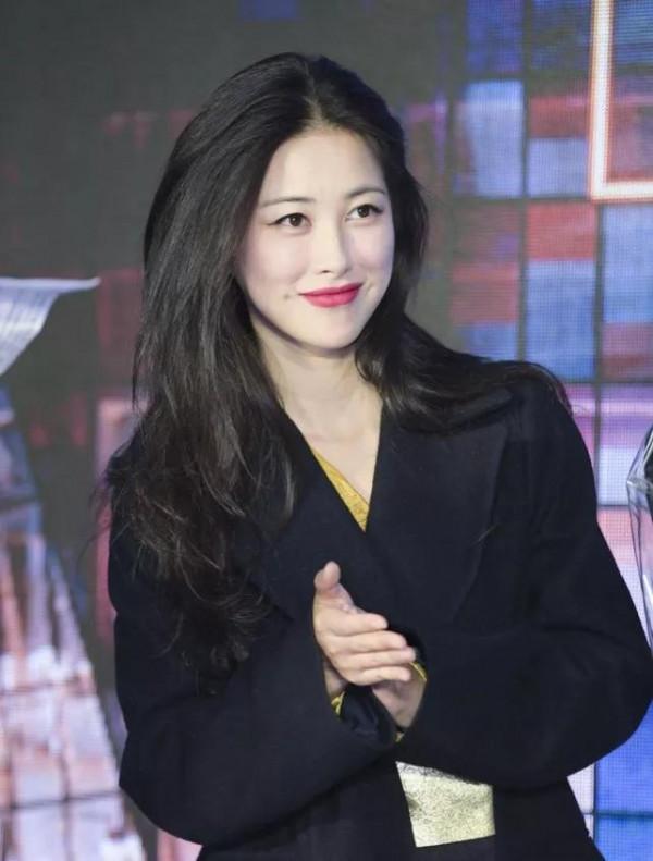 5位有梨渦的內地女星，笑起來俏麗無雙，不笑時眼角眉梢都是風情