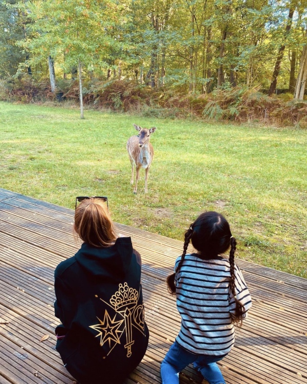 周杰倫曬兒女沙灘上玩耍，不願錯過孩子成長，弟弟身高快趕上姐姐