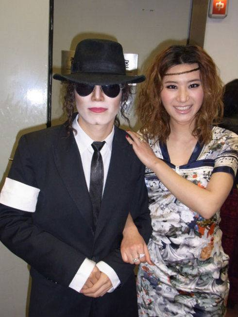 河南小夥模仿邁克爾傑克遜爆火，簽約好萊塢，走上人生巔峰