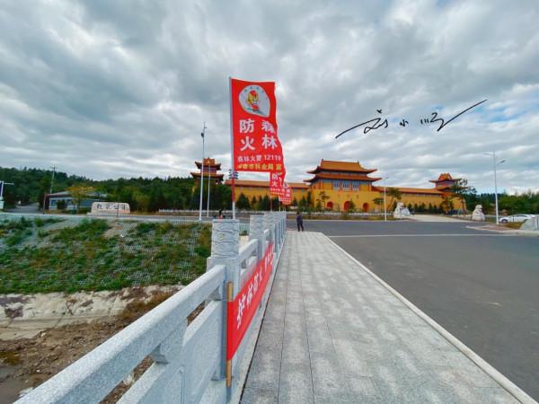 吉林琿春有一座奇怪的寺廟，看起來很新，卻荒廢已久，雜草叢生