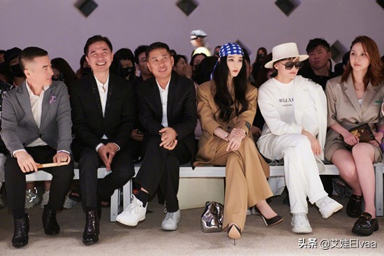 范冰冰頭排看秀,穿斗篷風頭蓋過向太婆媳,出場2助理攙扶排場大 范冰冰頭排看秀,穿斗篷風頭蓋過向太婆媳,出場2助理攙扶排場大