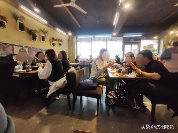 中午餓的時候來一頓咕嘟咕嘟熱乎乎的砂鍋煲，8種配菜真夠用