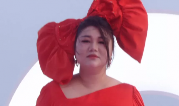 GQ沙灘紅毯來了!熱巴雀斑妝迷人,baby仙裙迎戰,關曉彤造型失策 GQ沙灘紅毯來了!熱巴雀斑妝迷人,baby仙裙迎戰,關曉彤造型失策